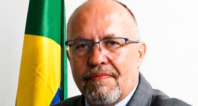 A estreia discute “O impacto da Inteligência Artificial na Comunicação Política”, com especialistas como Lucas Pimenta e Nerea Garcia. Senise comanda com estilo direto, promovendo confrontos de ideias e participação do público.