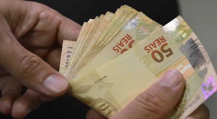 Benefícios sociais garantem rendimento médio recorde em 2024