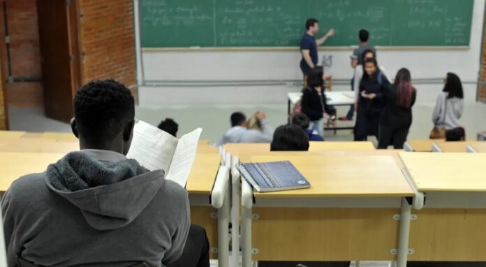 Bolsistas começam a receber pagamentos do Pé-de-Meia Licenciaturas