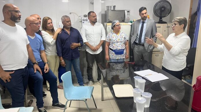 Marlir Rodrigues, presidente do SindSaúde, ouve atentamente as reclamações dos trabalhadores da lavanderia do Hospital Regional do Guará, reforçando o compromisso do sindicato com melhores condições de trabalho.