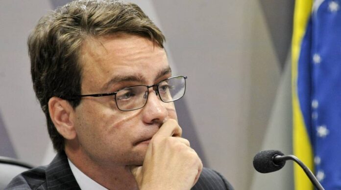 O secretário da Casa Civil, Gustavo Rocha, é o favorito para vice de Celina Leão em 2026. Mas a escolha do partido revela um jogo de interesses e resistências, com destaque para o Republicanos, base de Ibaneis.