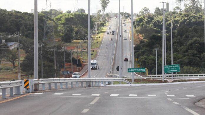 Governador Ibaneis entrega duplicação da DF-140, obra aguardada há mais de uma década, que melhora a mobilidade, fortalece a integração com Goiás e impulsiona o crescimento habitacional e econômico do DF.