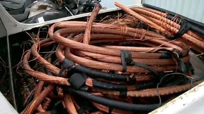 Roubo de fios de cobre no DF cresce, com prejuízos de R$ 2,7 mi à Neoenergia e apagões que afetam 135 mil pessoas. Esquema envolve ladrões, ferros-velhos e exportadores, mas falta ação do DF Legal e da Polícia Civil para desmantelar o crime organizado.