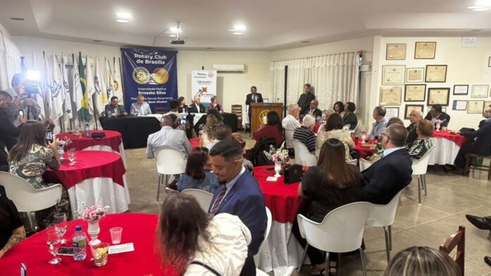 Toni Duarte, presidente do Rotary Club de Brasília, homenageou lideranças rotárias e empresariais com a Medalha do Mérito Ernesto Silva na celebração dos 67 anos do clube mais antigo da capital federal.