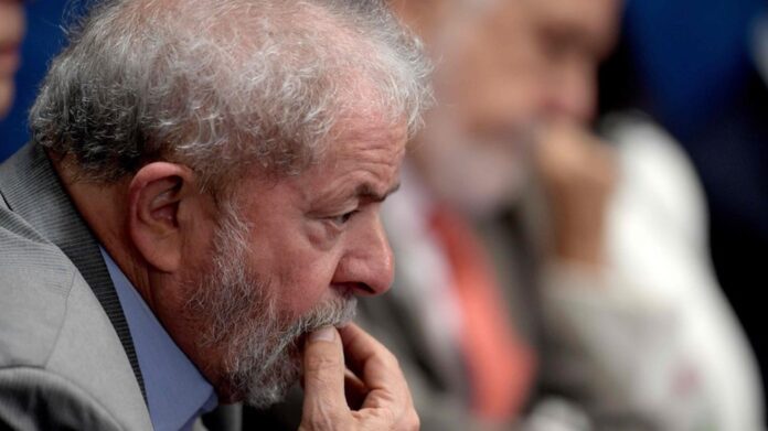 Idosos lesados, governo inerte e promessas quebradas: o escândalo das aposentadorias fraudadas expõe a crise de popularidade de Lula e ameaça sua reeleição em 2026.