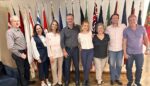Ao centro da imagem, Ana Luiza Confim Mendes sorri ao lado dos membros do Rotary Club de Brasília Lago Norte, após compartilhar sua inspiradora trajetória em busca da Bolsa Rotary pela Paz.