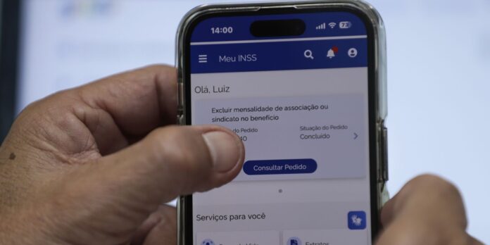 INSS notifica 9 milhões de aposentados e pensionistas a partir de hoje, 13/05 sobre descontos indevidos. Responda até 14/05 no Meu INSS para confirmar ou pedir reembolso. Notificações só pelo app; dúvidas no 135. Associações têm 15 dias para pagar.