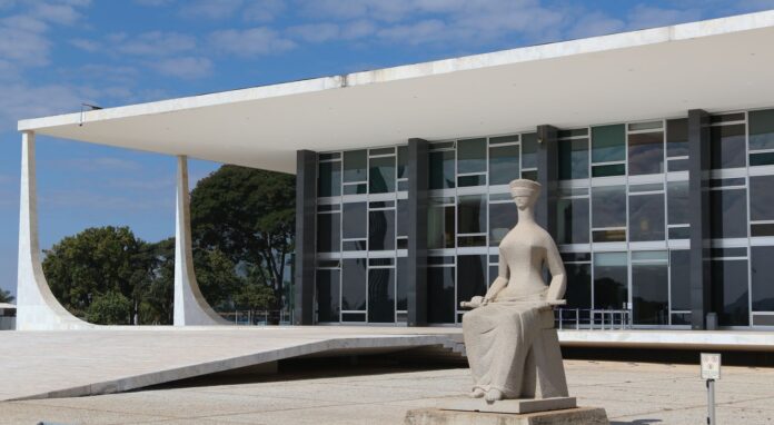 STF confirma regra do TSE que barra candidatura de políticos sem prestação de contas de campanha, rejeitando ação do PT. Decisão unânime reforça transparência eleitoral e mantém impedimento até o fim da legislatura.