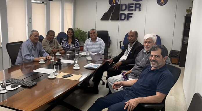 Reunião com AJAB e síndicos do São Bartolomeu: Fauzi Nacfur, presidente do DER-DF, anuncia obras de acesso aos condomínios Ville de Montagner, Solar da Serra e Quintas da Alvorada I, II e III, que podem iniciar ainda este mês.
