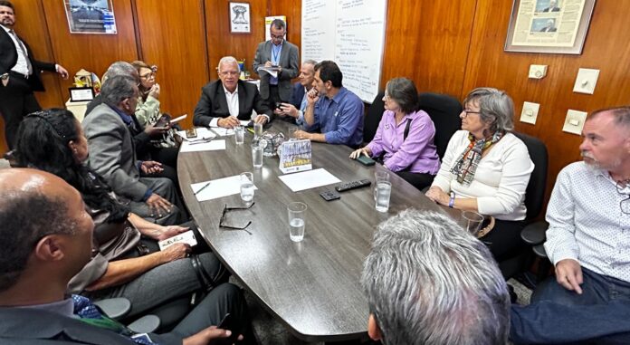 Reunião mediada pela AJAB reúne o secretário de Governo, José Humberto, e síndicos dos condomínios do Setor Habitacional São Bartolomeu para discutir soluções urgentes para o trânsito na região.
