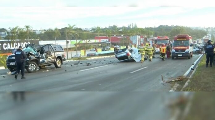 Grave acidente na Epia Sul mata uma pessoa e fere três. Colisão com viatura da Polícia Penal do DF deixa vítima presa às ferragens sem vida. Bombeiros socorrem feridos em meio ao caos na rodovia, que ficou interditada.