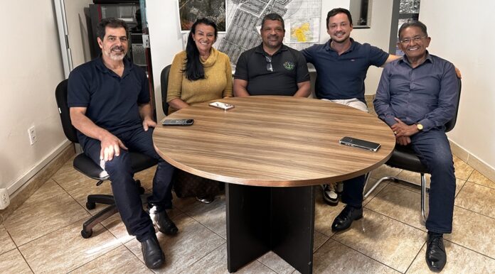 Em reunião com a AJAB, Antonio Barra, administrador do Condomínio Mini-Chácaras, ao lado do presidente Toni Duarte, elogia o governo Ibaneis Rocha como o mais dedicado à regularização dos condomínios do Jardim Botânico pós 