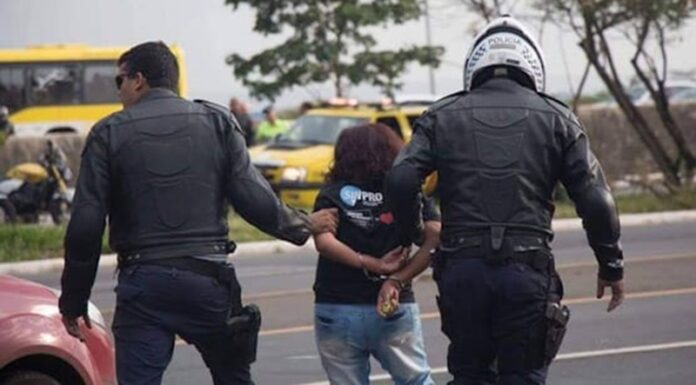 Governos de Agnelo (PT) e Rollemberg (PSB) trataram os professores com calotes e repressão. Um período desastroso para os servidores públicos e para a população do DF, marcado por abandono e autoritarismo.