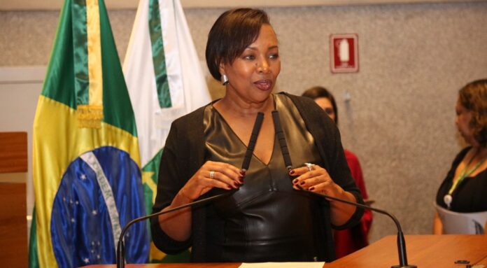 Deputada distrital, Jane Klebia, negra e ex-delegada, lidera a luta contra racismo e machismo, celebrando o Dia da Imprensa e engajando jornalistas éticos na defesa da democracia e igualdade.