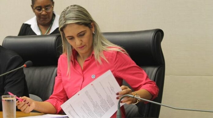 Com o prazo para a última audiência em torno do novo Plano Diretor de Ordenamento Territorial (PDOT), que acontece neste sábado (28), a deputada distrital Jaqueline Silva recebeu propostas apresentadas pela AJAB, entidade representativa dos condomínios do Jardim Botânico.