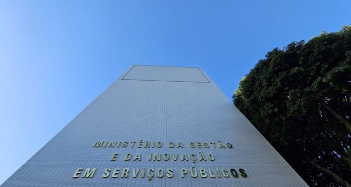 Nova lei reestrutura cargos, cria carreiras no Executivo Federal e valoriza servidores com lotação no Ministério da Gestão, promovendo eficiência e equidade na administração pública.