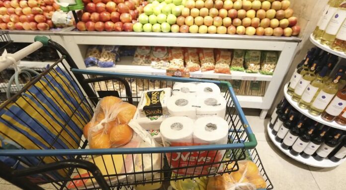 Preços de alimentos caem e prévia da inflação de junho fica em 0,26%