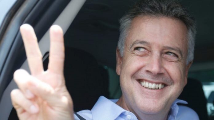 Rodrigo Rollemberg celebra diploma de deputado federal e dança como 