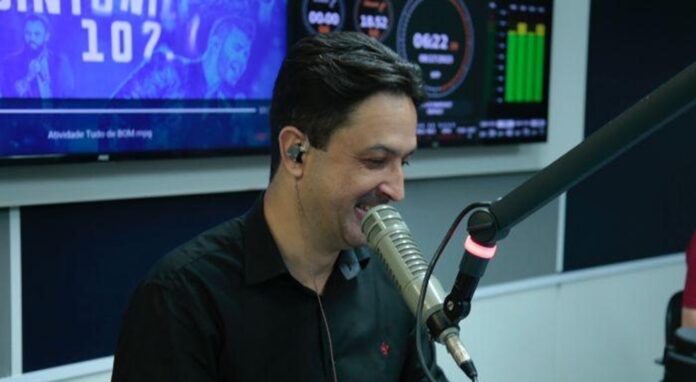 Com linguagem direta e foco em notcias teis, o programa 'Rota Atividade', com Sandro Gianelli, lidera a audincia matinal no DF, segundo o Ibope. Sucesso na Atividade FM, das 6h s 8h.
