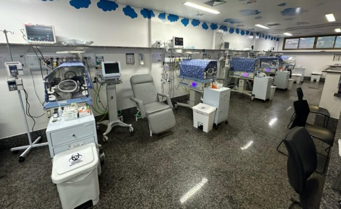 Governo de Ronaldo Caiado certifica 31 UTIs com Alta Conformidade na Avaliação Nacional de Segurança do Paciente da Anvisa em 2024, superando metas com 88% de adesão. Participação de hospitais estaduais será obrigatória a partir de 2025, visando mais qualidade.