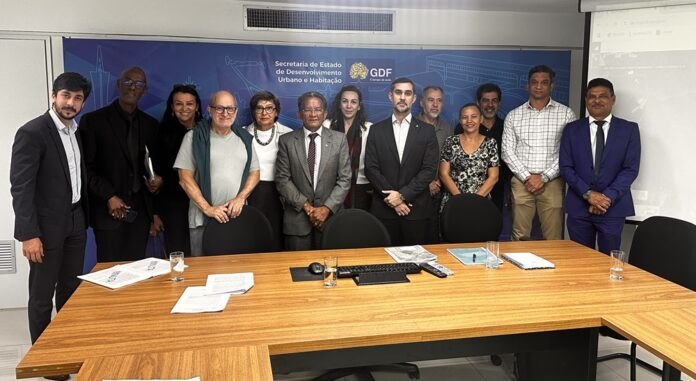 Dirigentes da Associação dos Condomínios do Jardim Botânico - JAB e síndicos da região se reuniram com o secretário Marcelo Vaz e técnicos da SEDUH para tratar da inclusão de proposta no novo PDOT que viabiliza a regularização.