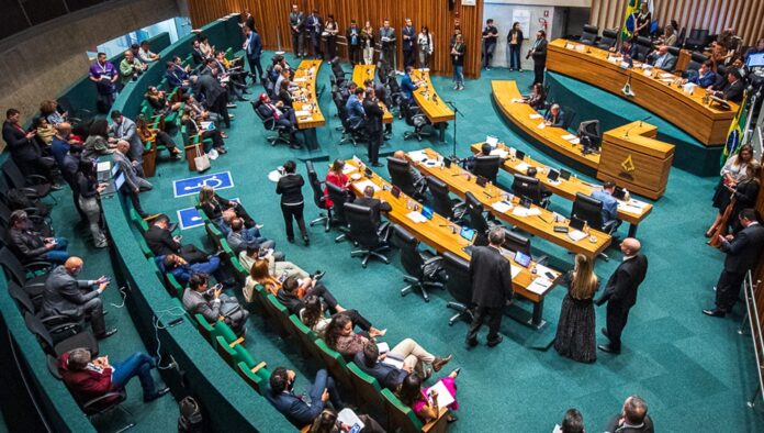 Câmara do DF aprova 134 proposições em 2025, com 73 PLs, 47 PDLs, 8 PLCs e 6 PRs. Destaque para aumento de PDLs e leis como regularização de puxadinhos, crédito justo e uniforme escolar gratuito, impactando a sociedade do DF.