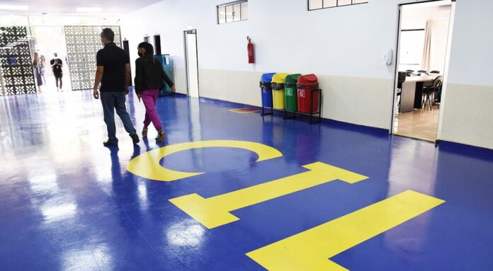 Centros interescolares de línguas abrem vagas para cursos de idiomas nesta sexta (18)