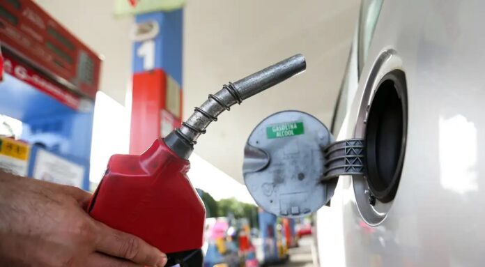 Governo prevê queda no combustível se petróleo mantiver cotação