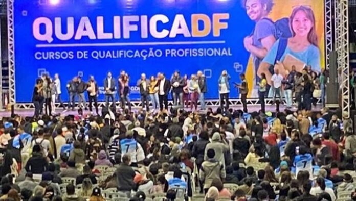 O QualificaDF capacita jovens para o mercado, oferecendo cursos práticos em cidades do DF. Desde 2022, certificou 15 mil pessoas, reduzindo o desemprego e injetando milhões na economia local, com a determinação de Ibaneis Rocha e com o apoio das emendas de Robério Negreiros