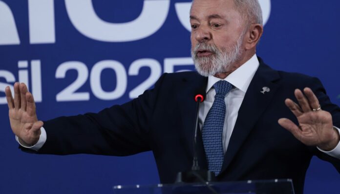 Lula minimiza ameaça de Trump de taxar Brics em 10% durante cúpula no Rio. Presidente chama fala de irresponsável e defende soberania dos países. Bloco foca em cooperação e multipolaridade, ignorando tensões com EUA, segundo relatos da cúpula.