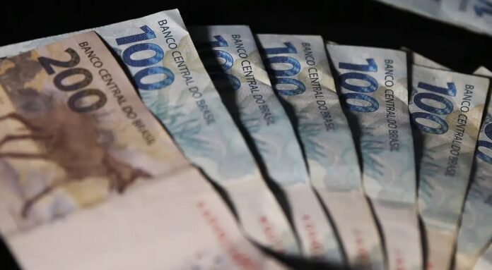 Brasileiros sacam R$ 318,37 milhões em valores a receber em junho