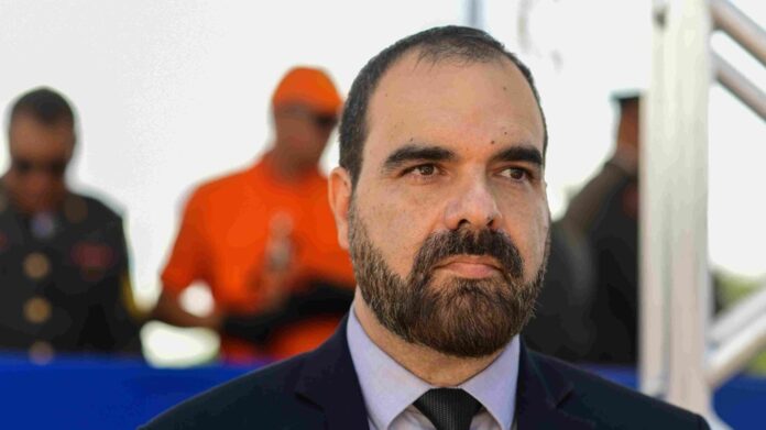 O Secretário Executivo de Segurança Pública do DF alerta sobre claustrofobia inversa na palestra do IPEDF. Inspirado em Adolescentes, o fenômeno reflete o isolamento juvenil e riscos à segurança do DF. 