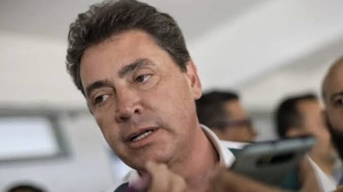 Senador Wilder Morais (PL-GO) é investigado pela PF por suposto desvio de R$ 1 milhão em emendas. Flávio Dino ordena apuração do TCU sobre 964 emendas sem plano de trabalho, totalizando R$ 649 milhões.