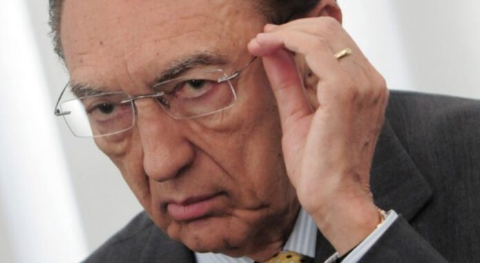 Edison Lobão lança Memórias e Testemunhos: Revelações Políticas dia 20/08 no Salão Negro do Congresso. Uma narrativa única que desvenda os bastidores dos Três Poderes, desde JK até Dilma, por um testemunho vivo da história brasileira.