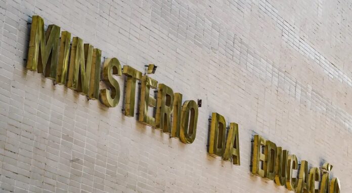 MEC lança curso de 180 horas para professores do ensino médio