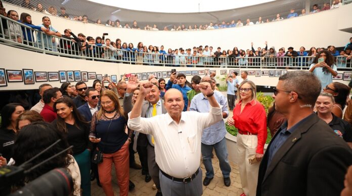 Obras históricas em educação, saúde, mobilidade e regularização fundiária no Jardim Botânico colocam Ibaneis Rocha como o governador mais popular da história do DF.