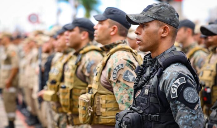 Caiado promove 229 policiais penais em Goiás, reconhecendo antiguidade e merecimento. Decreto publicado no Diário Oficial reforça valorização dos servidores, contribuindo para a melhor segurança pública do Brasil. #Goiás #Segurança