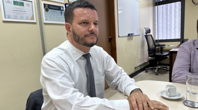 Leonardo Mundim, Diretor da Terracap, acredita que o Desenvolve DF é chave para regularizar o Polo Verde e o Polo de Artesanato no Jardim Botânico. Ele destaca a parceria com a AJAB e órgãos do governo como essencial para o sucesso do processo.
