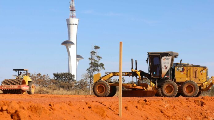 Iniciada em julho, a construção integra o Sistema Paranoá Norte, com previsão de operação para meados de 2026.