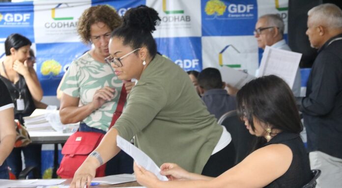 Beneficiários de programas habitacionais assinam contratos de individualização das moradias