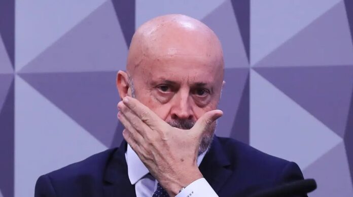 A CPMI que deveria investigar o desvio bilionário no INSS virou palco de blindagem política. “Careca do INSS” debocha em silêncio autorizado pelo STF e milhões de aposentados seguem sem justiça diante da impunidade escancarada.