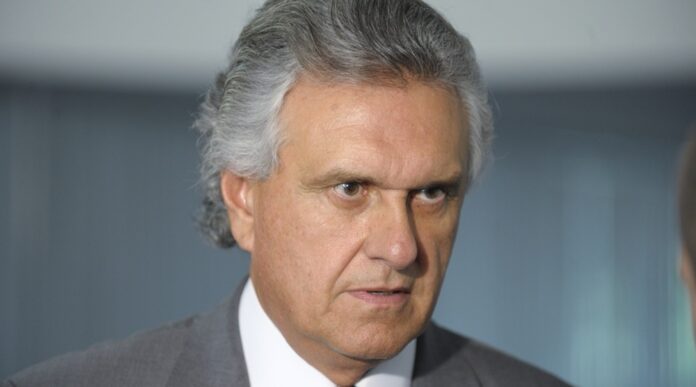 O presidenciável governador de Goiás, Ronaldo Caiado denuncia que a falta de firmeza do governo federal abriu espaço para o crime organizado se expandir em diversos setores estratégicos da economia.