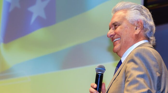 Ronaldo Caiado sobe para 14,2% no DF na corrida presidencial, segundo Paraná Pesquisas. Gestão em Goiás, com 88% de aprovação, impulsiona sua candidatura, destacando-se em Segurança, Educação e Saúde.