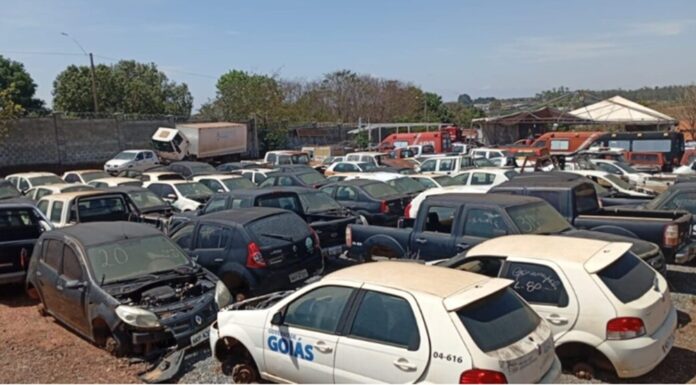Goiás vai leiloar 185 veículos oficiais inservíveis em 22 de outubro. Os lotes incluem carros, ônibus, motos e sucatas. Interessados podem visitar os bens em Hidrolândia ou dar lances on-line pelo site do leiloeiro.