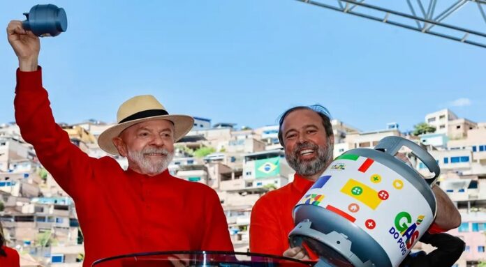 Governo lança programa para distribuir gás a 15,5 milhões de famílias