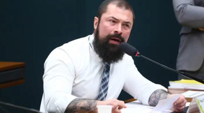 Deputado Paulo Bilynskyj critica PEC 18 na Câmara, alertando que a centralização do poder na União prejudica a segurança pública. Ele cobra revisão da proposta e mais diálogo, defendendo a descentralização para atender às realidades locais do Brasil.