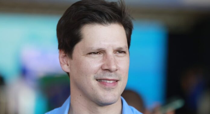 Daniel Vilela (MDB) domina a disputa pelo governo de Goiás em 2026, liderando todos os cenários da pesquisa AtlasIntel com 42,3% das intenções de voto. Com ampla vantagem sobre Wilder Morais, Marconi Perillo e Adriana Accorsi, Vilela se destaca entre jovens e nas regiões Norte e Noroeste.