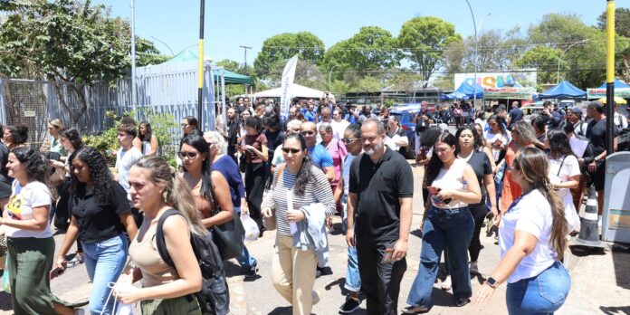 O DF lidera com 80% das 3.652 vagas do CNU 2025, atraindo servidores e iniciantes por salários altos, jornadas atrativas e chance de cargos definitivos. A disputa acirrada reflete a busca por estabilidade e melhores condições no serviço público