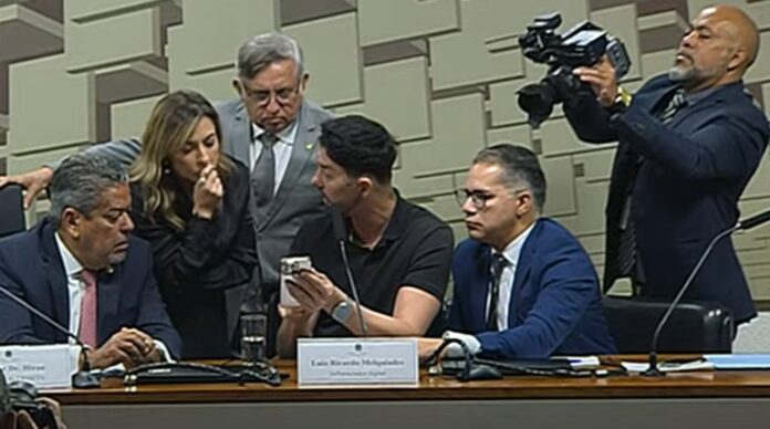 Enquanto a CPI das Bets mira influenciadores e sites de apostas, o Brasil enfrenta seu maior paradoxo: o Estado que condena o vício é o mesmo que lucra com ele. Demoniza o jogo privado e celebra o bilhete premiado da Caixa.