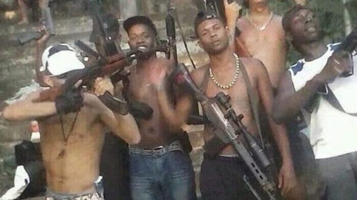 Brasil perde soberania -CV manda no Executivo, Legislativo e no Judiciário Facções como o Comando Vermelho e o PCC expandiram seu poder muito além das prisões, infiltrando-se na política, no judiciário e nas comunidades. Hoje, controlam territórios, impõem leis e desafiam a autoridade do Estado brasileiro.